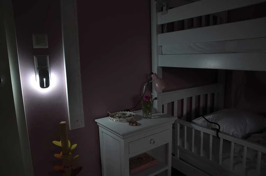 Brennenstuhl Accessoires éclairage 1173280 Veilleuse à LED NL 09 MB Avec Détecteur De Mouvement Et Capteur Crépusculaire 9 LED 25lm 5 Brennenstuhl Accessoires éclairage 1173280 Veilleuse à LED NL 09 MB Avec Détecteur De Mouvement Et Capteur Crépusculaire 9 LED 25lm – Image 3