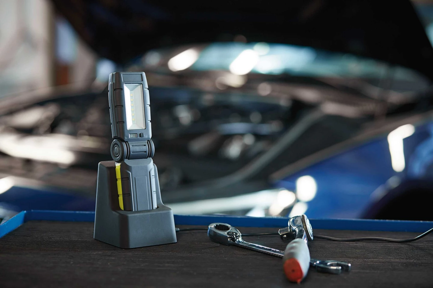 Brennenstuhl Lampe Portative 1175650010 Lampe Multifonctionnelle Avec 6+1 LEDs Et Batterie HL DA 61 MH 280lm + 70lm Avec Station De Charge 6 Brennenstuhl Lampe Portative 1175650010 Lampe Multifonctionnelle Avec 6+1 LEDs Et Batterie HL DA 61 MH 280lm + 70lm Avec Station De Charge – Image 4